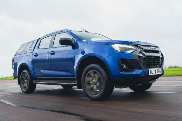 Плюсове - толкова здрав, колкото изглежда, по-евтина каталожна цена от конкурентите, гаранция пет години/200 000 км на някои пазари (в България с гаранция от 10 години (стандартна от 5 години или 100 000 км).
Минуси - грубичък дизелов двигател, остаряла информационно-развлекателна система, лоша возия и управление. 
Isuzu D-Max е легенда в сегмента на пикапите от много години. И първи избор на тези, които търсят по-евтино работно конче. Притежава всичките ключови изисквания -  здравина, издръжливост и практичност- Въобще, държи си репутацията. D-Max се предлага в разнообразни конфигурации: от обикновения работен Utility - през по-ориентирани към стил версии с прилично стандартно оборудване.  
Налични са версии с единична кабина, удължена (която може да се предлага в топ оборудване) и двойна. D-Max е пригоден за шофиране извън пътя, така че отстъпва на шосето от някои конкуренти.
Мощността се черпи от 1,9-литров четирицилиндров двигател, който звучи грубо и не разполага с много мощност – само 162 к.с. Ускорението до 100 км/ч отнема цели 13 секунди, независимо дали имате шестстепенна автоматична или шестстепенна ръчна скоростна кутия. Това все още е един от най-евтините пикапи, които можете да закупите, подбивайки Hilux.
